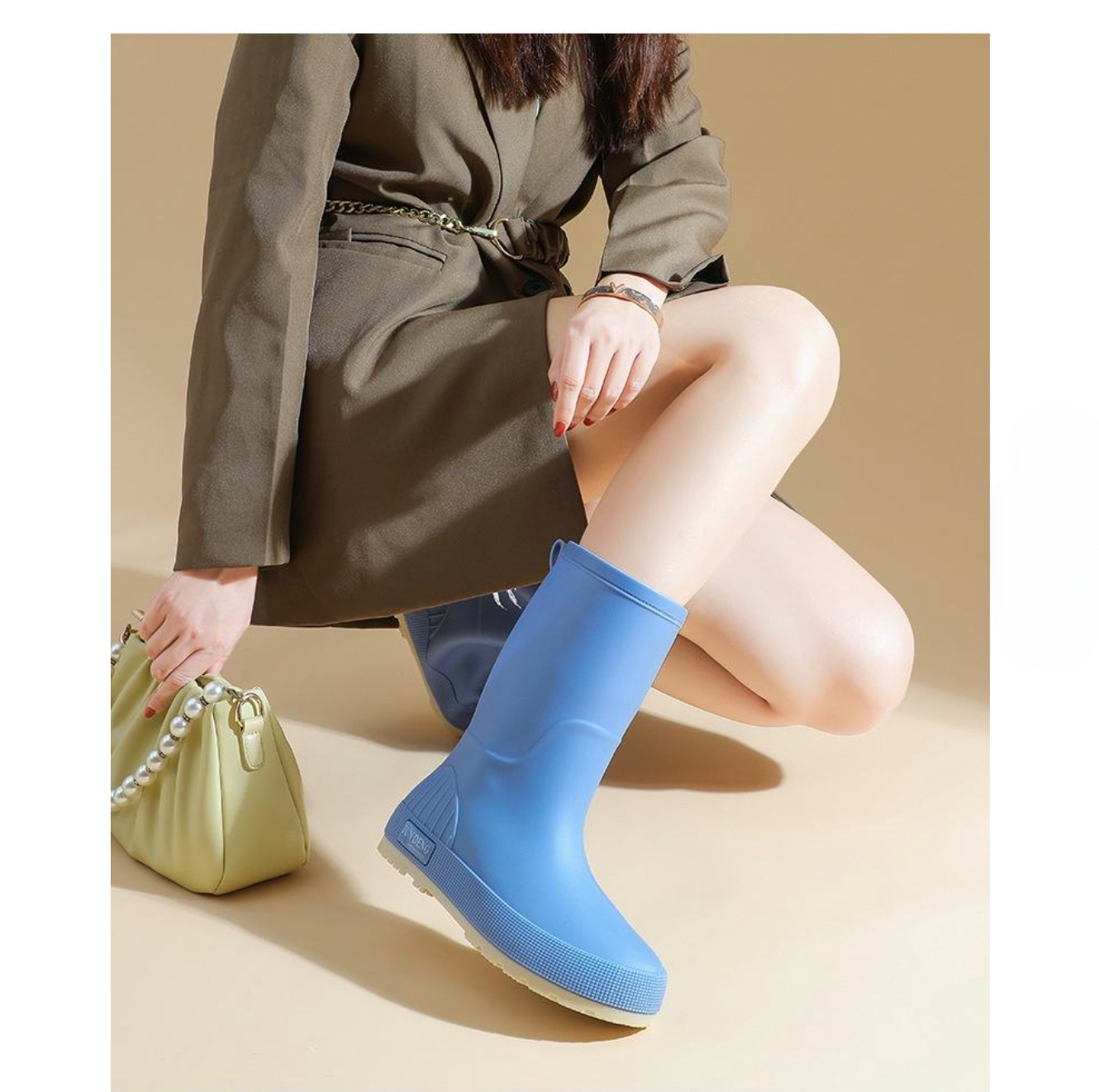 fashion-women-blue-rubber-fishing-boots-outfit-shot